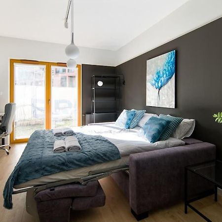 Modern Apt Next To Train Station Красков Екстериор снимка