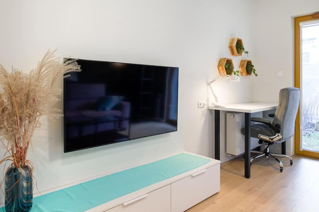 Modern Apt Next To Train Station Красков Екстериор снимка