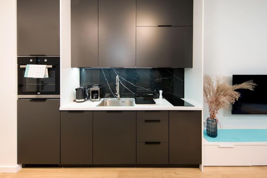 Modern Apt Next To Train Station Красков Екстериор снимка