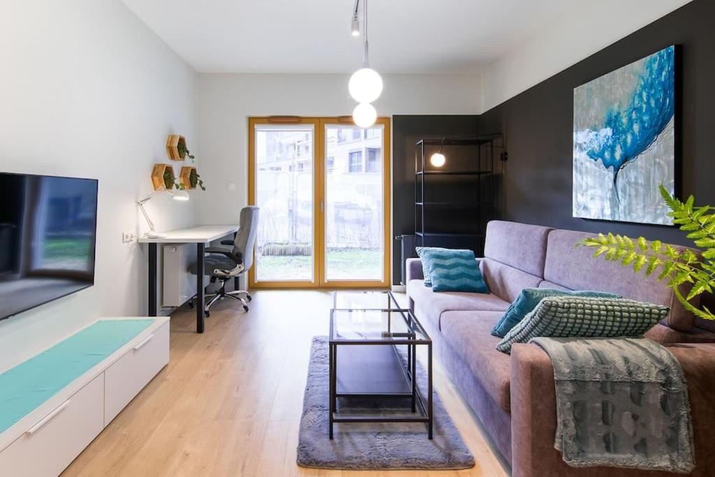 Modern Apt Next To Train Station Красков Екстериор снимка