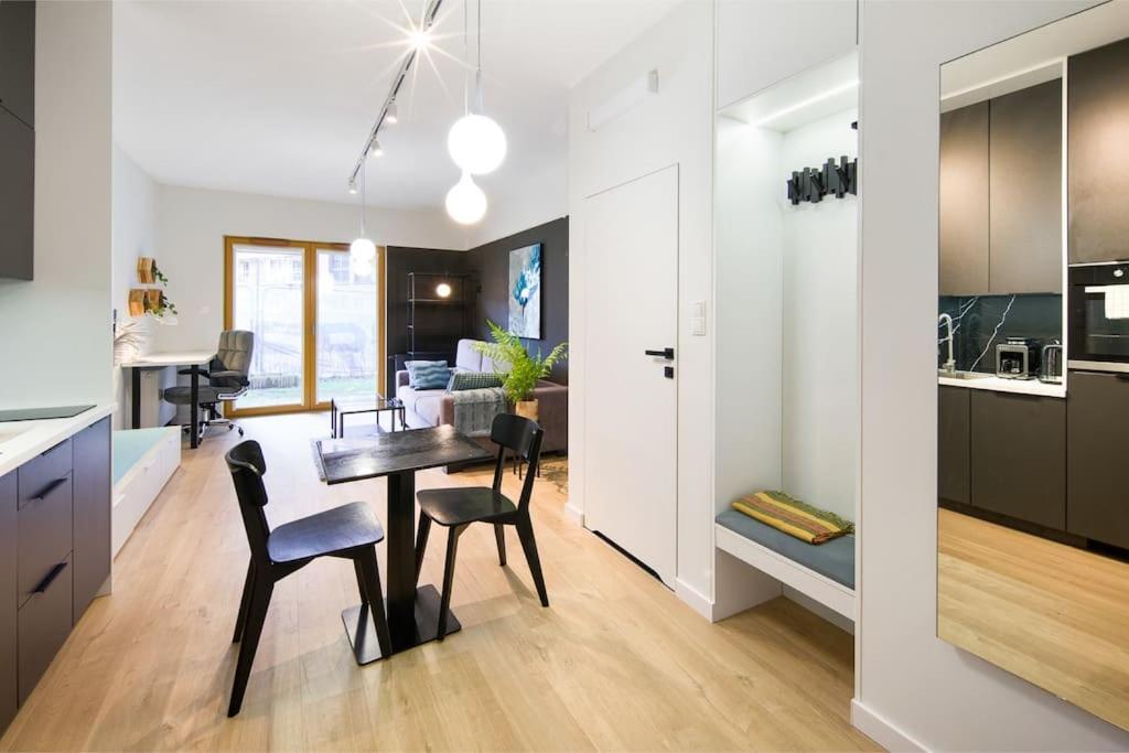 Modern Apt Next To Train Station Красков Екстериор снимка