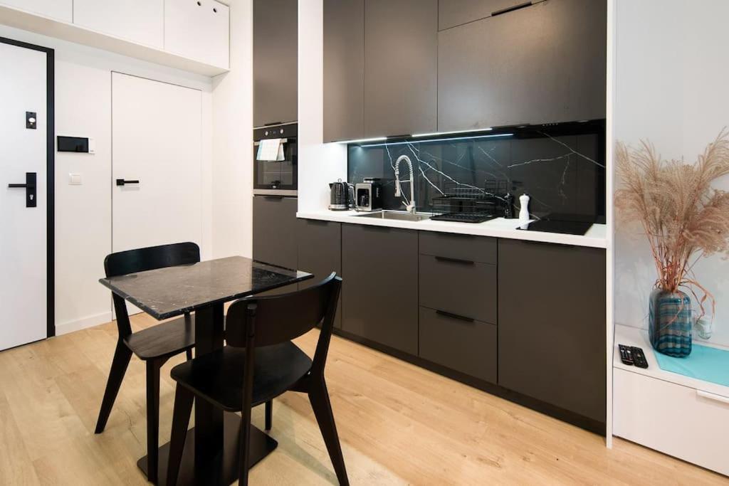 Modern Apt Next To Train Station Красков Екстериор снимка