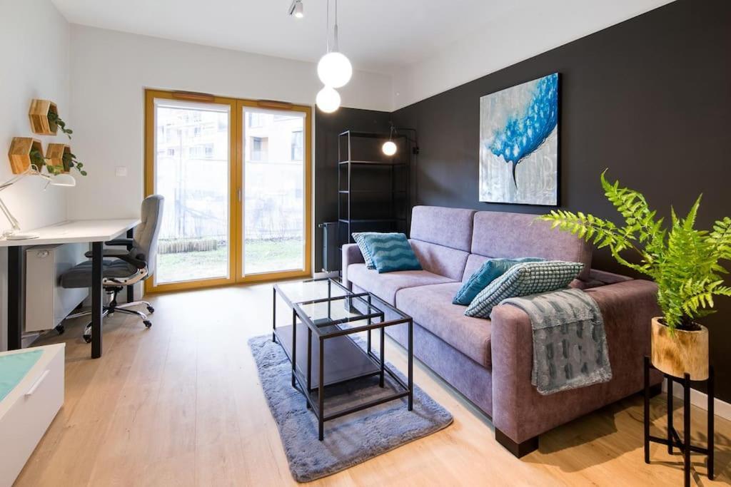 Modern Apt Next To Train Station Красков Екстериор снимка